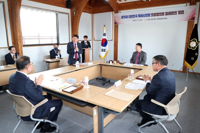 수원특례시의회(의장 김기정)는 12일 한옥기술전시관 교육실에서 제15차 대한민국특례시의회 의장협의회 회의를 개최했다