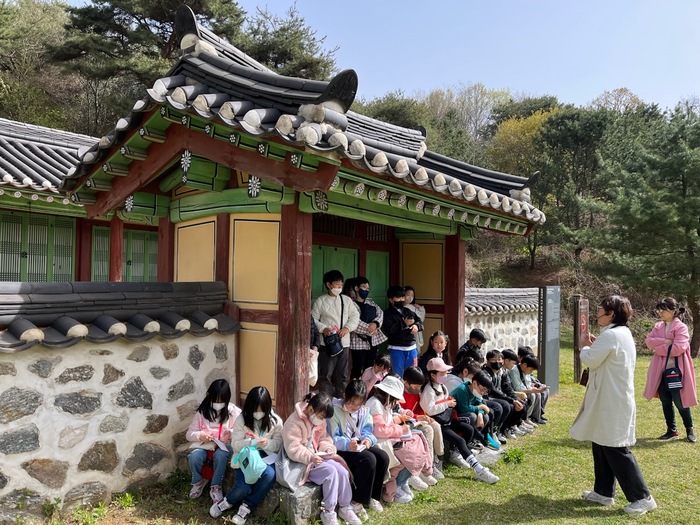 의왕시(시장 김성제)가 관내 전체 초등학교 3학년을 대상으로 ‘우리 역사문화 바로알기’ 현장체험학습을 지원한다.