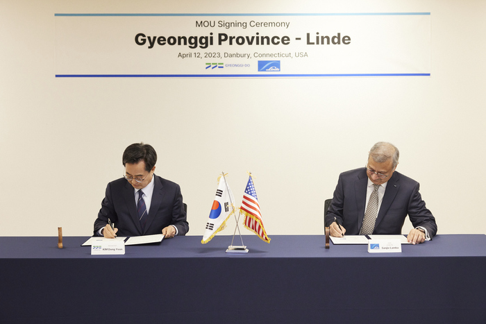 현지시간 12일 오후 미국 코네티컷주에서 김동연 경기도지사가 산지브 람바(Sanjiv Lamba) 린데 CEO와 MOU협약서에 서명을 하고 있다.