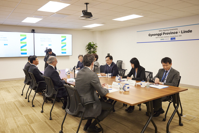 현지시간 12일 오후 미국 코네티컷주에서 김동연 경기도지사가 산지브 람바(Sanjiv Lamba) 린데 CEO와면담을 하고 있다.