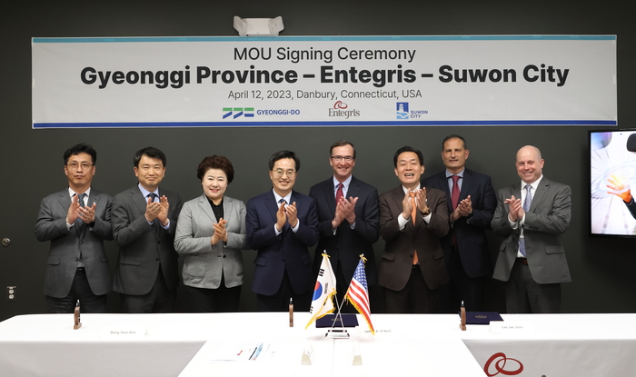 현지시간 12일 오후 미국 코네티컷주에서 김동연 경기도지사,이재준 수원시장, 남경순 경기도의회 부의장, 제임스 A 오닐(James A. O'Neill) 인테그리스 부회장 등이 투자협약식에서 기념촬영을 하고 있다. ©