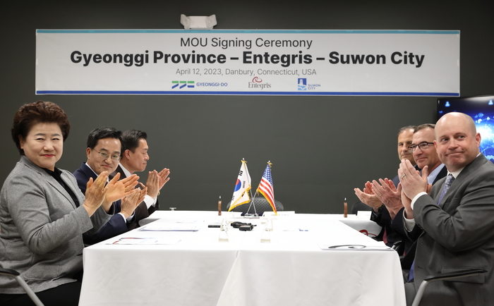 현지시간 12일 오후 미국 코네티컷주에서 김동연 경기도지사,이재준 수원시장, 남경순 경기도의회 부의장, 제임스 A 오닐(James A. O'Neill) 인테그리스 부회장 등이 투자협약식에 참석하고 있다. ©