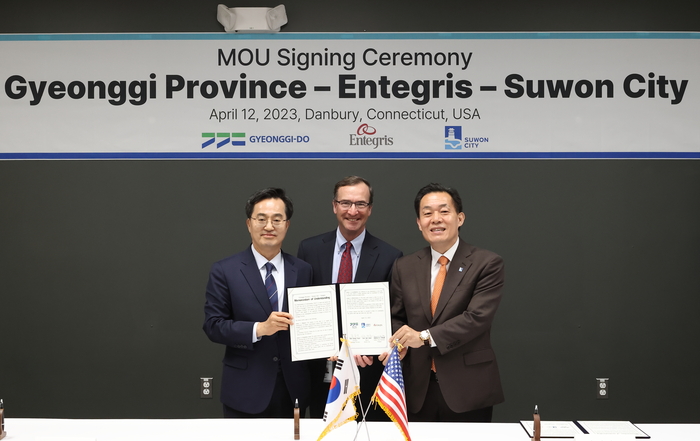 현지시간 12일 오후 미국 코네티컷주에서 김동연 경기도지사와 이재준 수원시장이 제임스 A 오닐(James A. O'Neill) 인테그리스 부회장과 투자협약식을 갖고 기념촬영을 하고 있다. ©