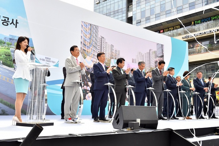 신상진 성남시장은 이날 오전 10시 수정구 창곡동 위례중앙광장에서 열린 위례트램 착공식에 참석해 전국 첫 트램 건설 공사 시작을 축하했다.