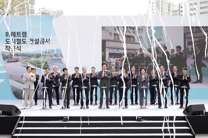 신상진 성남시장은 이날 오전 10시 수정구 창곡동 위례중앙광장에서 열린 위례트램 착공식에 참석해 전국 첫 트램 건설 공사 시작을 축하했다.