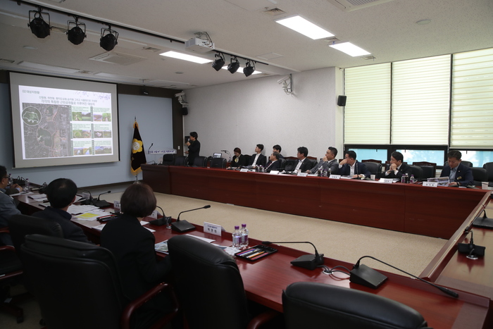 제221회 임시회 대비 소관 부서와 사전설명회 중인 화성시의회 도시건설위원회