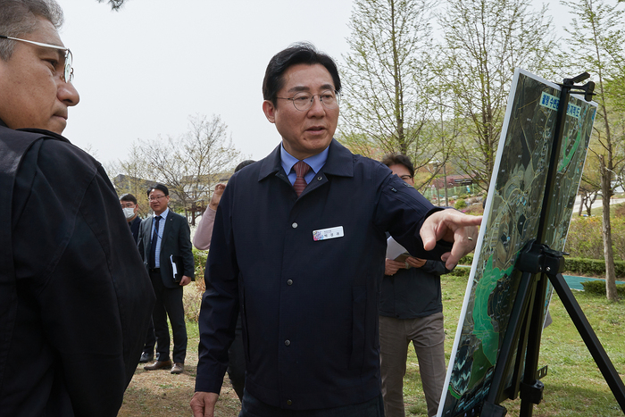 박경귀 아산시장이 13일 음봉면 월랑저수지 수변공원 조성 현장을 방문해 사업 진행 상황을 체크하고 관계 공무원들을 격려했다.