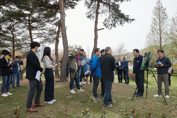 박경귀 아산시장이 13일 음봉면 월랑저수지 수변공원 조성 현장을 방문해 사업 진행 상황을 체크하고 관계 공무원들을 격려했다.