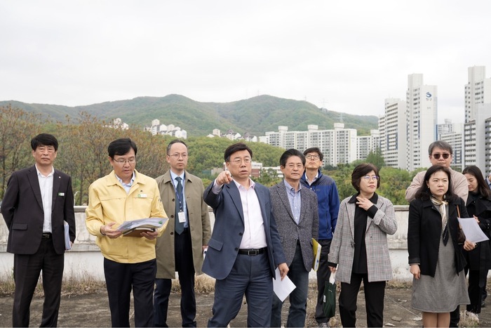 신상진 성남시장은 지역 내 주요부지 활용 방안을 현장에서 찾기 위해 18일 분당구 구미동 하수처리장부지, 삼평동 봇들저류지, 환상어린이공원을 차례로 방문했다.