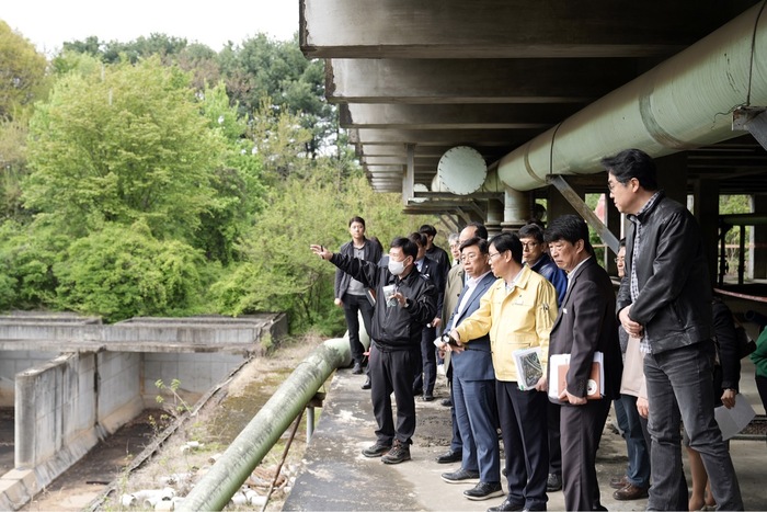 신상진 성남시장은 지역 내 주요부지 활용 방안을 현장에서 찾기 위해 18일 분당구 구미동 하수처리장부지, 삼평동 봇들저류지, 환상어린이공원을 차례로 방문했다.
