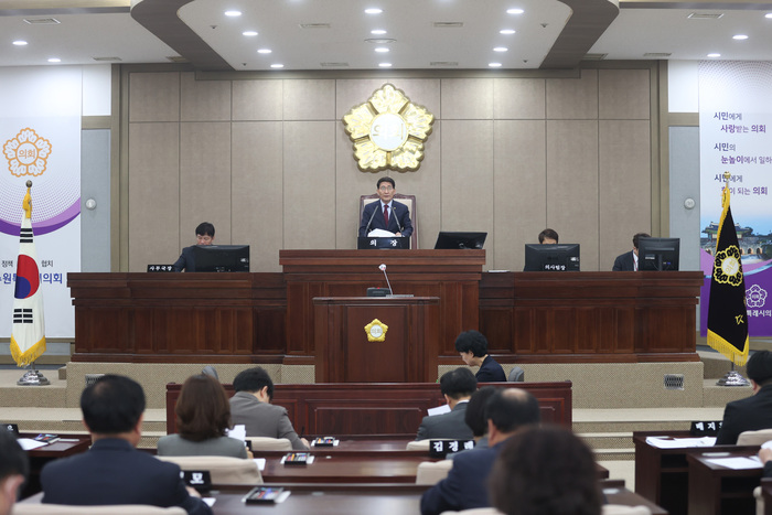 김기정 의장이 지난 4월20일 열린 '수원특례시의회 제375회 임시회 제1차 본회의'에서 회의를 주관하고 있다. ©