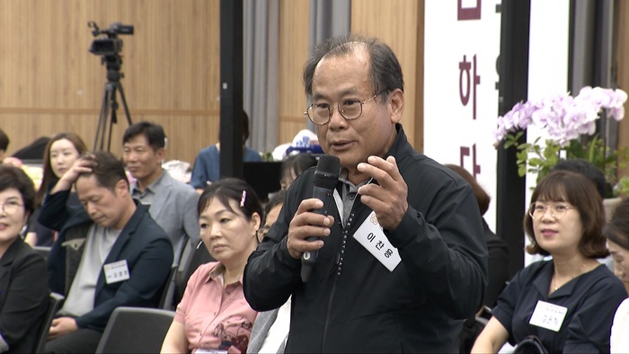 이찬용 수원특례시의회 의원(국민의힘, 권선2·곡선동, 문화체육교육위원회)이 시민의 질문에 답변을 하고 있다. 