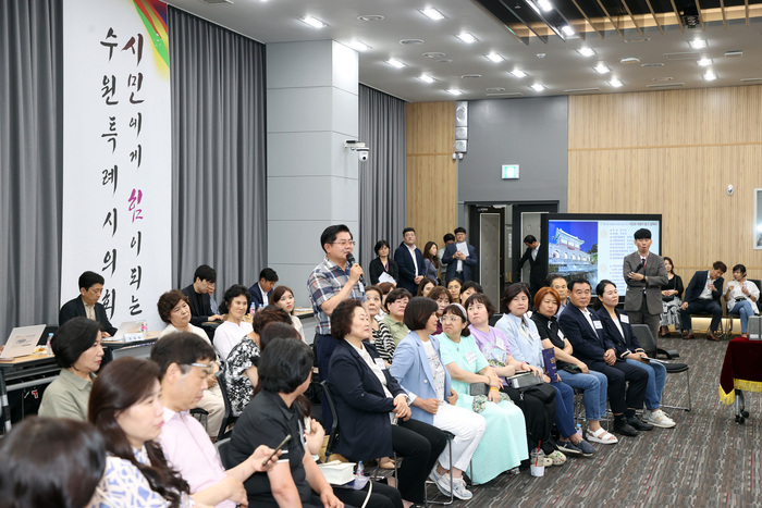 정영모 수원특례시의회 의원(국민의힘, 영화·조원1·연무동, 복지안전위원장)이 시민의 질문에 답변을 하고 있다. 