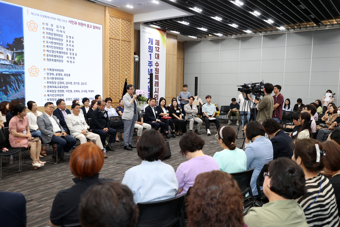 이재형 수원특례시의회 의원(국민의힘, 원천·영통1동, 윤리특별위원장)이 시민의 질문에 답변을 하고 있다. 