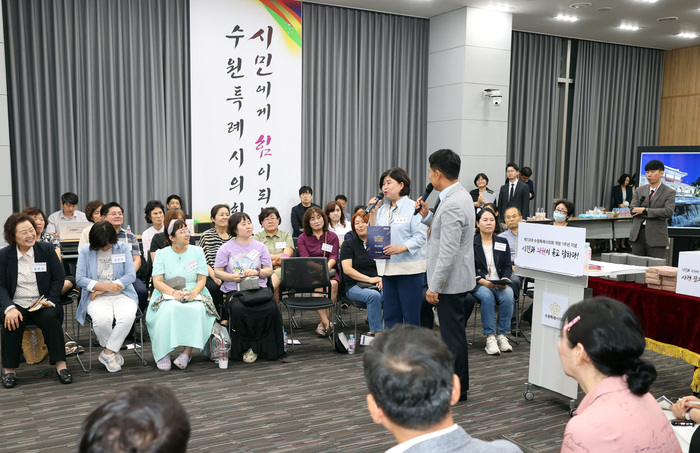조미옥 수원특례시의회 의원(더불어민주당, 평·금곡·호매실동, 도시환경위원장)이 시민의 질문에 답변을 하고 있다. 