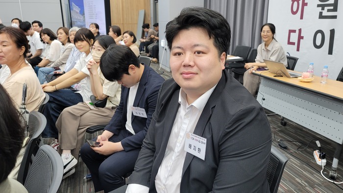 배지환 수원특례시의회 의원(국민의힘, 매탄1·2·3·4동)이 시민들과 함께 행사를 경청하고 있다. 
