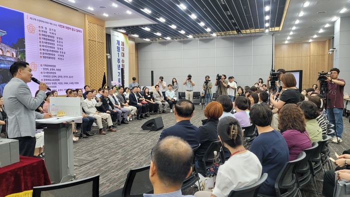 연애인 이창명씨가 제12대 수원특례시의회 개원 1주념 기념 행사를 진행하고 있다. / 김교민 기자 