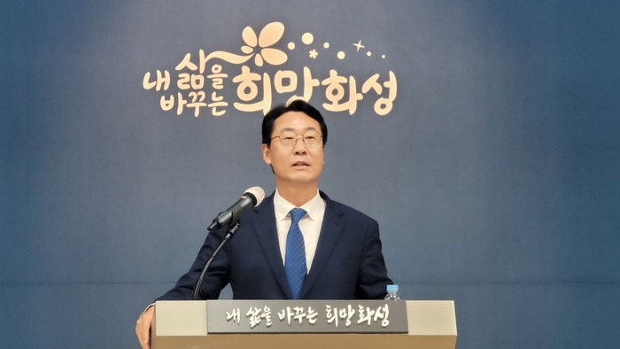 정명근 화성시장이 4일 오전 100여명의 기자들이 참석한 가운데 시정 브리핑을 통해 지난 취임 1년 소회와 앞으로 화성시 주요 정책 방향에 대해 설명하고 있다. / 김교민 기자 