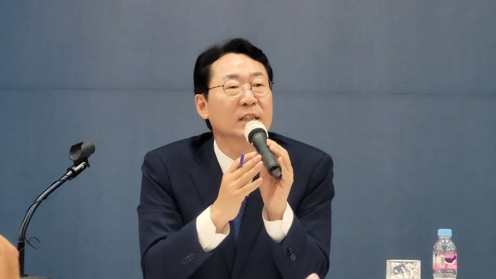 정명근 시장이 시정 브리핑 후 기자들의 질문에 답변을 하고 있다. / 김교민 기자 