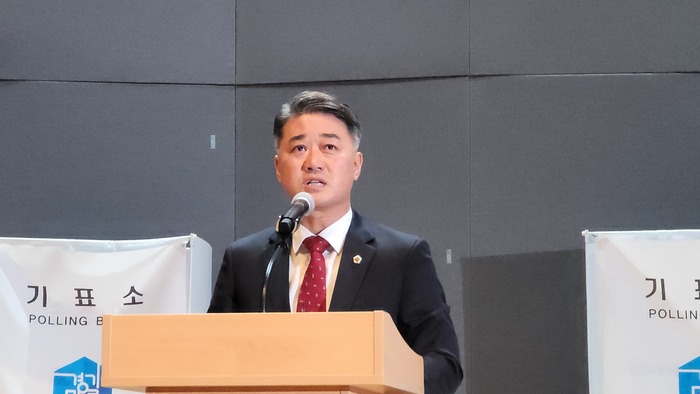 경기도의회 국민의힘은 11일(화) 오전 경기도청 1층 대강당에서 공석인 국민의힘 경기도당 원내대표를 겸하는 경기도의회 교섭단체 대표의원을 선출하기 위해 의원총회를 개최했다. (김정호 대표의원이 당선소감을 발표하고 있다.) / 김교민 기자 