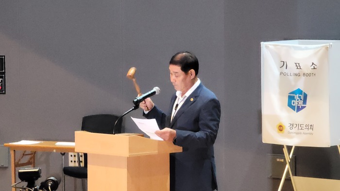 국민의힘 당헌당규에 의거 다선의 연장자인 김규창 의원(여주2)이 선거절차를 진행하며 의사봉을 두드리고 있다. / 김교민 기자 