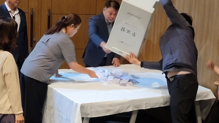 국민의힘 경기도당 사무처 직원들이 투표함을 열고 투표 결과를 확인하고 있다. / 김교민 기자 