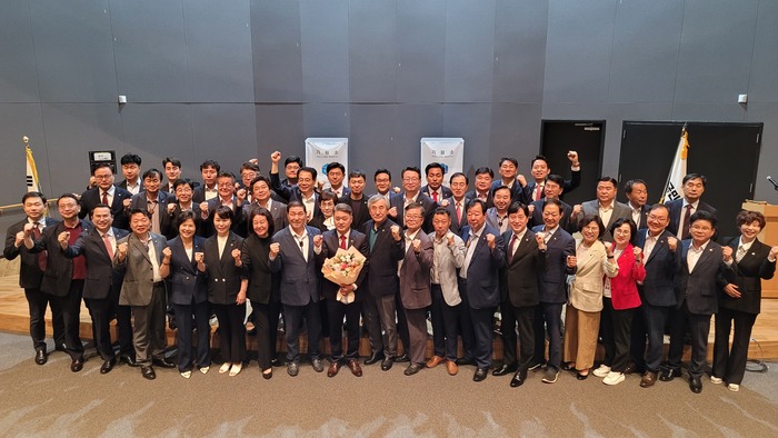 경기도의회 국민의힘 의원들이 김정호 대표의원 선출 후 기념촬영을 하고 있다. / 김교민 기자 