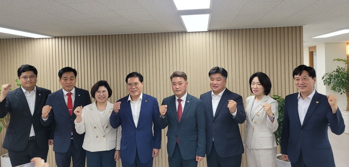 송석준 국민의힘 경기도당 위원장(국회의원, 이천시)과 김정호 경기도의회 원내대표단이 기념촬영을 하고 있다. / 김교민 기자 