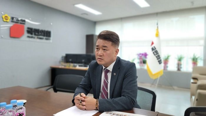 김정호 경기도의회 국민의힘 대표의원(광명1)이 일부 상임위원회 사보임 의미과 과정 등을 설명하고 있다. / 김교민 기자 