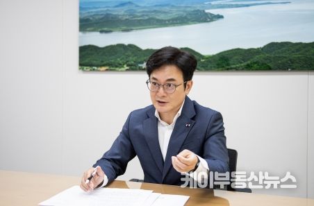 7월 확대간부회의를 주재하고 있는 김병수 김포시장.