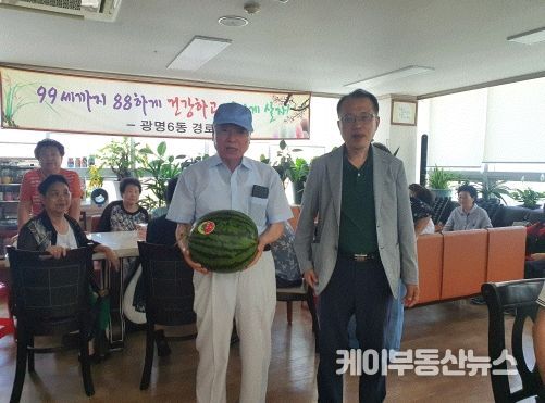 광명시 광명6동은 지난 24일 폭염 대비 무더위쉼터로 운영 중인 관내 6개 경로당을 찾아 무더위쉼터 운영현황을 점검했다.