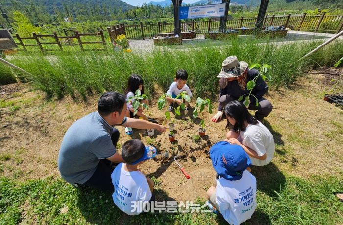 지난 5일 일직동 새빛공원에서 경기정원문화박람회 시민추진단 꼬마정원사들과 함께 해바라기 묘종 심기 체험 행사를 진행했다
