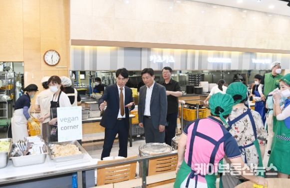 조용익 부천시장이 잼버리 대원들이 모인 관내 교육기관 기숙사 식당을 찾아 현장 곳곳을 둘러보고 있다.