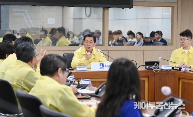 이재준 수원특례시장이 ‘잼버리 체류지원 TF’ 회의에서 발언을 하고 있다.