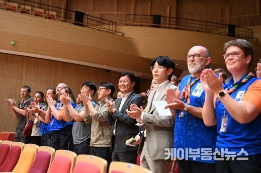 조용익 부천시장이 잼버리 대원들과 함께 부천시립예술단의 기획공연을 관람한 후 기립박수를 치고 있다.