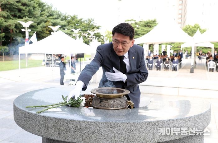 수원특례시의회, 제78주년 광복절 기념 수원시 현충탑 참배