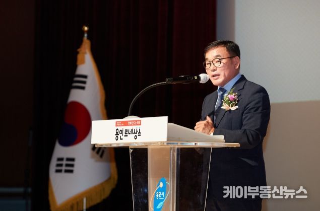윤원균 의장이 경축사를 하고 있다.
