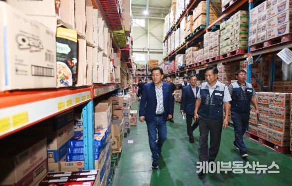 이재준 시장(왼쪽)이 중소유통공동도매 물류센터를 둘러보고 있다.