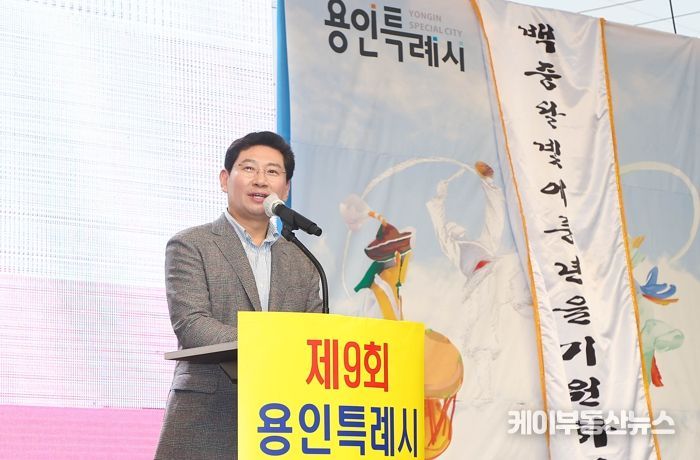 이상일 용인특례시장이 제9회 백암백중문화제 개막식에서 축사를 하고 있다.