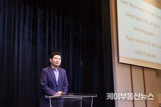 이상일 용인특례시장이 31일 기흥ICT밸리 컨벤션에서 열린 용인시 Y-Trade 첨단산업 수출상담회에서 영어로 환영사를 하고 있다.