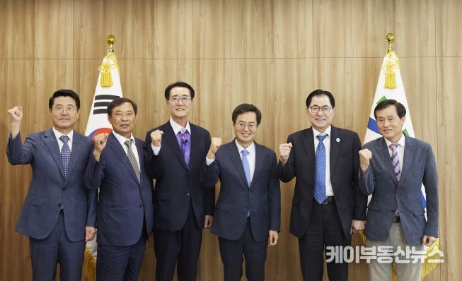 11일 오후 경기도청 집무실에서 김동연 경기도지사가 전남지역 4개 군(郡) 대표와 특산물 소비 활성화 방안을 논의 했다.