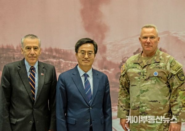 13일 김동연 경기도지사가 골드버그 주한 미국대사와 캠프 험프리스에 방문해 러캐머라 주한미군사령관, 벌러슨 미8군 사령관, 키니 미7공군 부사령관 등을 만났다.
