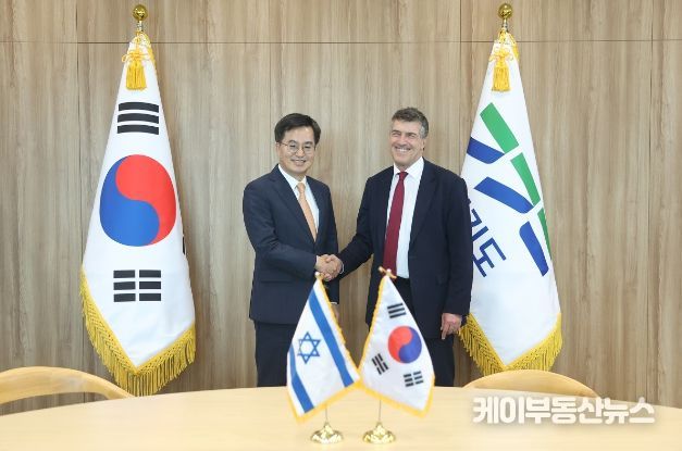 18일 오후 도지사 집무실에서 김동연 경기도지사가 Akiva Tor 주한 이스라엘 대사와 기념촬영을 하고 있다.