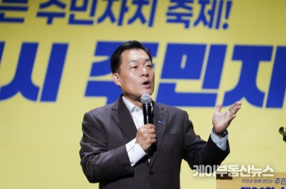 이재준 수원시장이 제21회 수원시 주민자치박람회에서 인사말을 하고 있다.