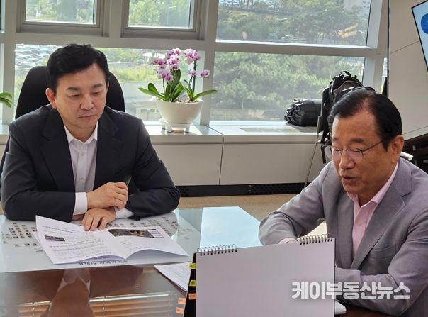 이현재 하남시장(사진 오른쪽)은 지난 22일 원희룡 국토교통부 장관(사진 왼쪽)을 만나 지하철 3호선과 9호선 등 교통문제, 교산신도시 자족기능 확보방안, K-스타월드 조성사업 관련 GB해제 행정절차 간소화 등 하남시 현안사항을 건의하고 있다.