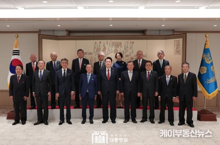 10월 13일 윤석열 대통령은 유흥수 한일친선협회 중앙회장, 가와무라 다케오(河村 建夫) 일한친선협회 중앙회장을 포함한 한일, 일한친선협회 대표단을 접견했다.