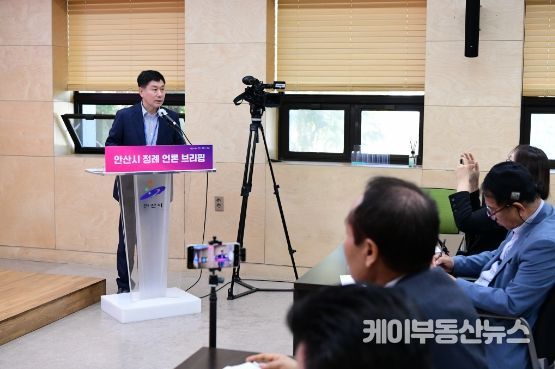 17일 안산시청 제1회의실에서 정례브리핑 실시 이석종산업지원본부장