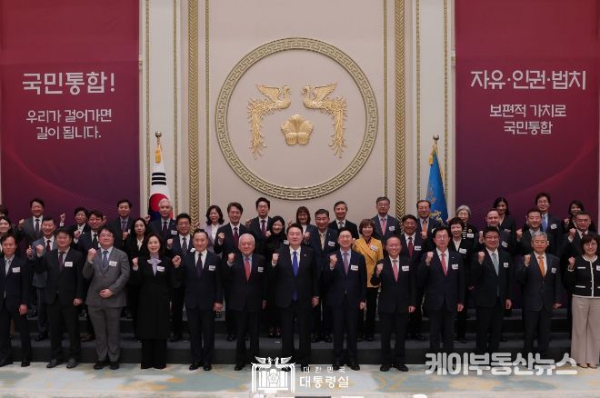 10월 17일 윤석열 대통령은 청와대 영빈관에서 국민통합위원회 90여 명과 만찬을 함께 했다.