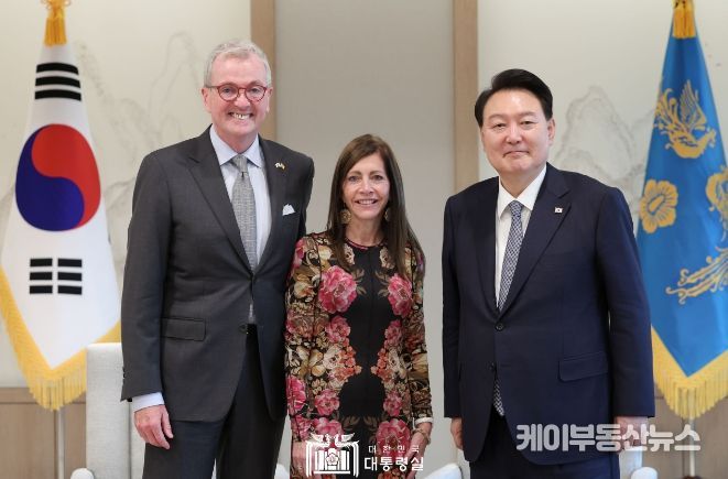 10월 18일 윤석열 대통령은 필 머피 美 뉴저지 주지사를 접견했다.