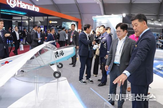 김병수 시장과 한국항공우주 부스를 방문해 살펴보고 있다